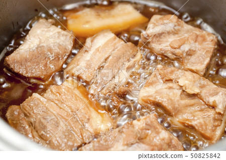 烹飪過程中的粗菜(燉豬肉) 烹飪過程中的粗菜(燉豬肉) 50825842