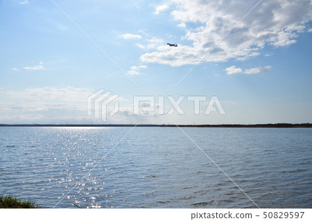 在春天拍攝北海道To小牧湖的湖畔景觀 50829597