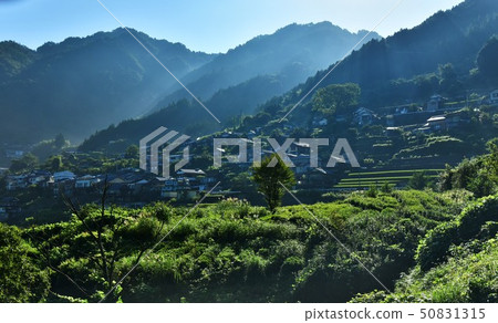 高知縣的Nichikawa市長在Shikoku邊境的村莊的早晨 50831315