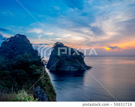 靜岡縣伊豆半島地質公園 靜岡縣西伊豆浮島海岸的夜景 秋天 照片素材 圖片 圖庫