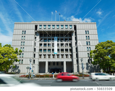 一輛經營大阪禦堂筋和大阪市政廳的汽車 50833509