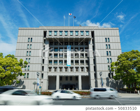 一輛經營大阪禦堂筋和大阪市政廳的汽車 50833510