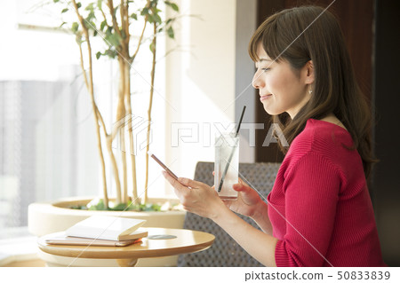 咖啡館手機女人 50833839