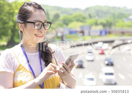 休閒商務智能手機搜索操作女人 50835813