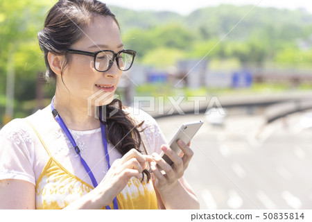 休閒商務智能手機搜索操作女人 50835814