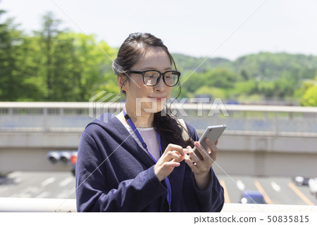 休閒商務智能手機搜索操作女人 50835815