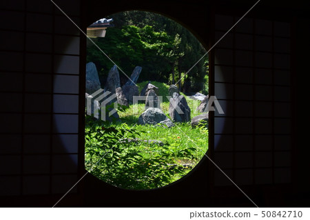 Kyoto Matsuo Taisha Mimori Shigemori Kamikono Garden Tea Room Round Window May 50842710