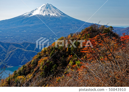 從Misaka山區和Onigatake看到的富士山和秋葉 50843910