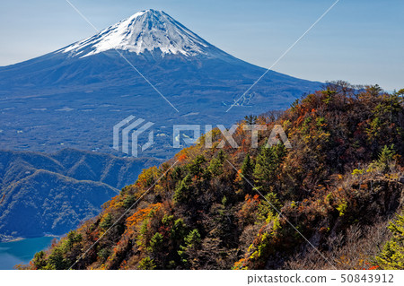 從Misaka山區和Onigatake看到的富士山和秋葉 50843912