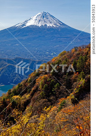 從Misaka山區和Onigatake看到的富士山和秋葉 50843913