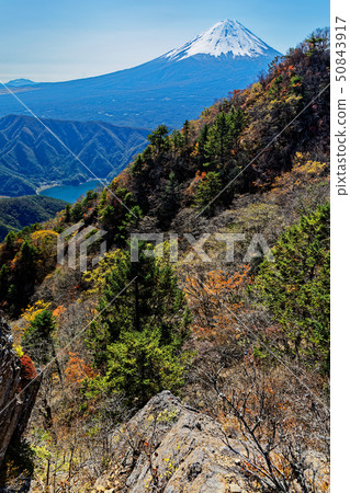 從Misaka山區和Onigatake看到的富士山和秋葉 50843917