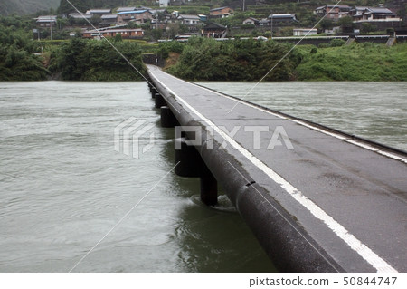 被水淹沒的四萬十川和水槽橋 被水淹沒的四萬十川和水槽橋 50844747