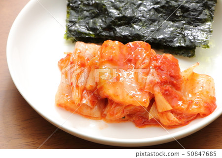 泡菜(大白菜泡菜)和韓國海藻。 泡菜(大白菜泡菜)和韓國海藻。 50847685
