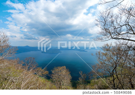 [Aomori Towada Lake] Towada Lake in early spring is soon to be fresh green season 50849086