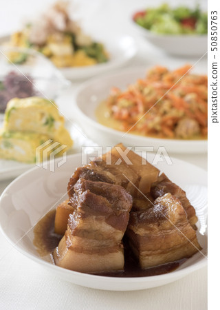 粗糙的菜餚和其他沖繩菜餚 50850763