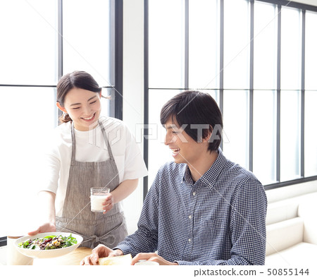 Image of a boyfriend and her eating a meal Image of a boyfriend and her eating a meal 50855144