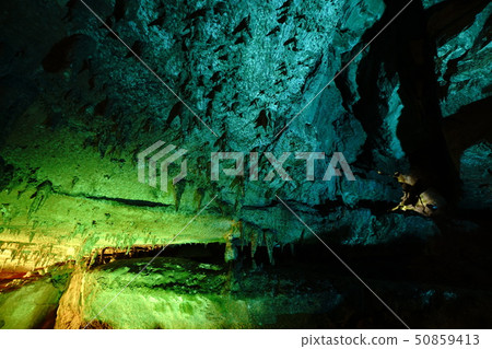 在固定的未成熟洞穴裡面 50859413