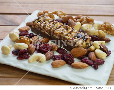 巧克力棒,堅果,杏仁,核桃,覆盆子,腰果 巧克力棒,堅果,杏仁,核桃,覆盆子,腰果 50859844
