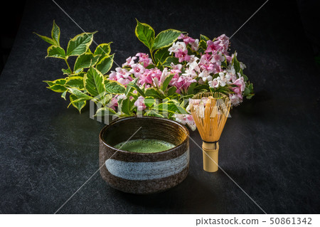 茶道日本Deutzia crenata和日本抹茶 50861342