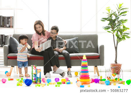 ASIAN FAMILY AT LEISURE 50863277