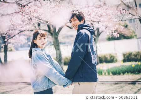 Cherry blossom spring couple couple 50863511