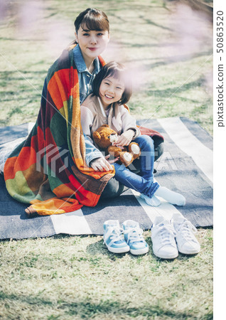 櫻花春天父母和孩子 50863520