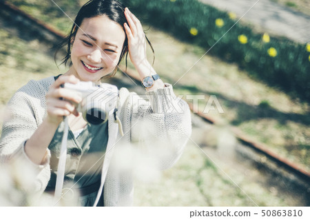 櫻花拍照片的春天婦女 50863810