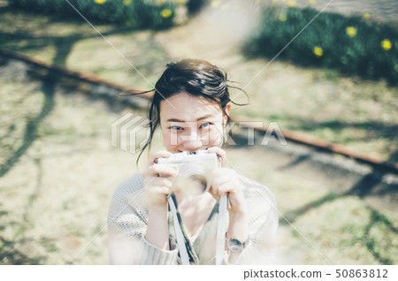 櫻花拍照片的春天婦女 50863812