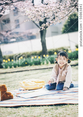 公園繪圖的女孩 50863841