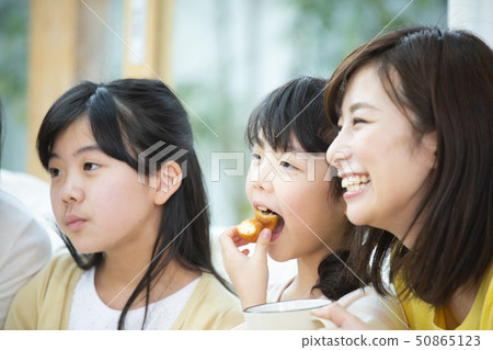 Moms and children Moms and children 50865123