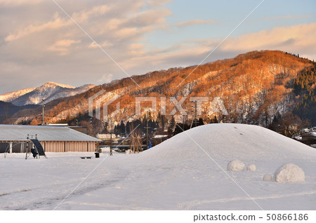 Road Station Oyu Giant Snow Mountain Road Station Oyu Giant Snow Mountain 50866186