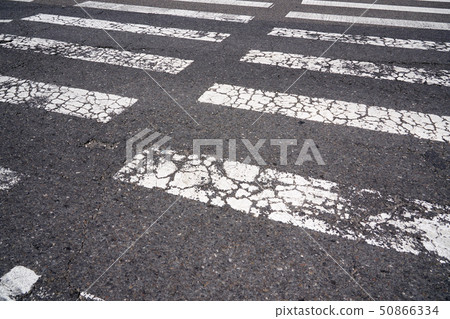 市中心的人行橫道,穿越,車道 市中心的人行橫道,穿越,車道 50866334