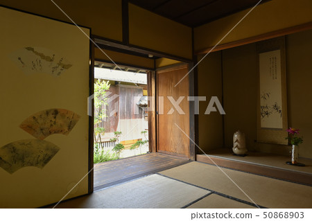 Between the floors of the living room of a samurai residence 50868903