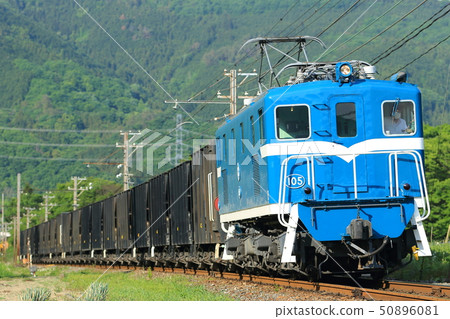 由秩父鐵路Deki 105拉動的礦石貨運列車 50896081