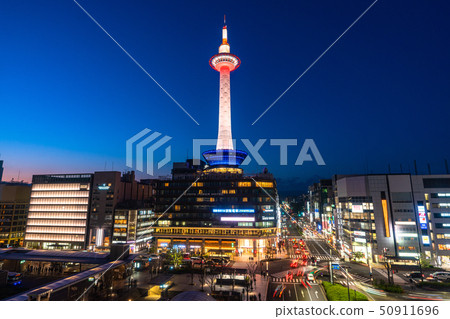 <京都府>京都車站前的京都塔的夜景 50911696