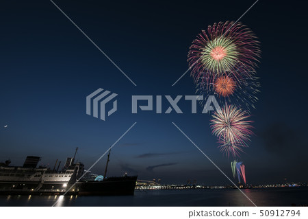 橫濱閃閃發光的暮光煙花 50912794