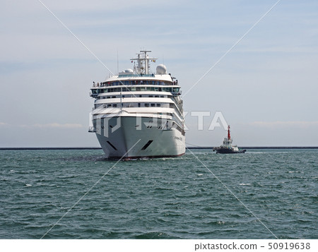 Cruise liner to enter Otaru Port / Seaborn Sojan Cruise liner to enter Otaru Port / Seaborn Sojan 50919638
