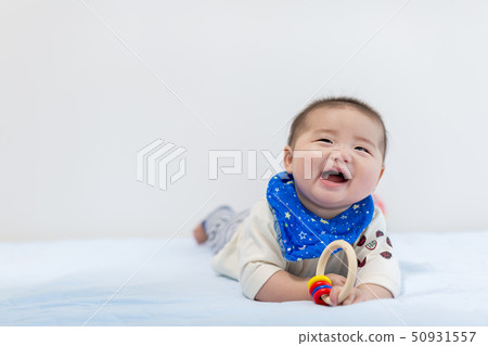 一個俯臥的嬰兒 50931557