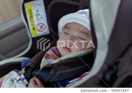 嬰兒坐在兒童座椅上 50943367