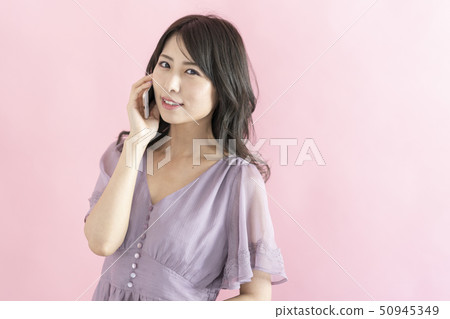 使用智能手機的女人 50945349