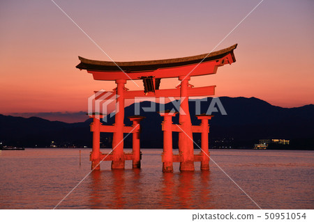 點亮廣島和嚴島神社的牌坊 點亮廣島和嚴島神社的牌坊 50951054
