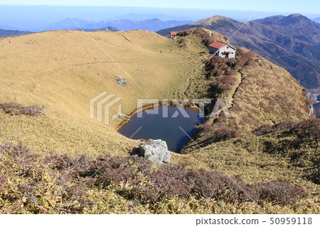 Miyama Kumazasa and Mitobi Pond which spreads just under the summit of Mitaka 50959118