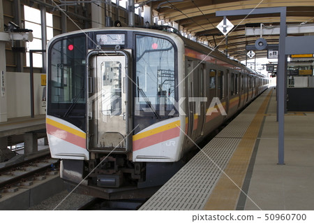 新越本線E129系列(路線火車)在新潟站停下 新越本線E129系列(路線火車)在新潟站停下 50960700