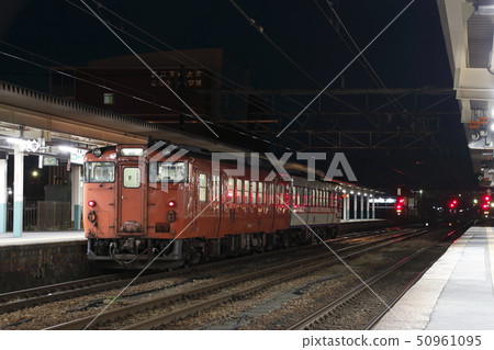 Nishikoshi West Line Kiha 47 (Tokyo metropolitan area color) stopping at Niitsu Station 50961095