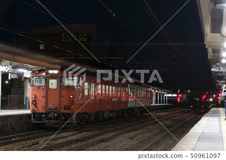 Nishikoshi West Line Kiha 47(東京都市區的顏色)在Niitsu車站停靠 Nishikoshi West Line Kiha 47(東京都市區的顏色)在Niitsu車站停靠 50961097