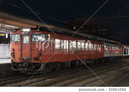 Nishikoshi West Line Kiha 47(東京都市區的顏色)在Niitsu車站停靠 Nishikoshi West Line Kiha 47(東京都市區的顏色)在Niitsu車站停靠 50961098