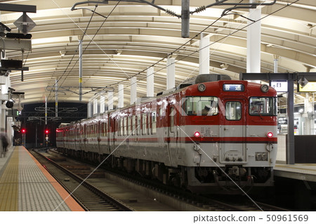 Nishikoshi West Line Kiha 40·47（Shin Niigata color / 4 cars）在新潟站停留 50961569
