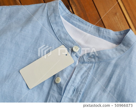 藍色亞麻襯衫和服裝標籤，夏季服裝 50966873