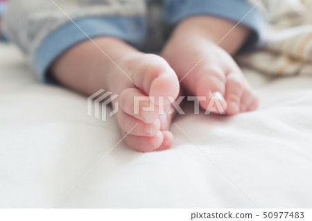 嬰兒的頭髮和被子上的腳趾 嬰兒的頭髮和被子上的腳趾 50977483