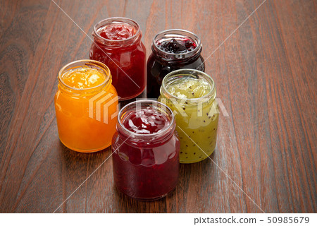 桌上的瓶裝果醬 50985679